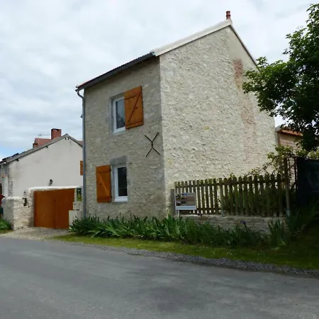 Saint-priest-d'andelot, 3 Pieces, 4 Personnes - Fr-1-489-18 * Saint-Priest-d'Andelot